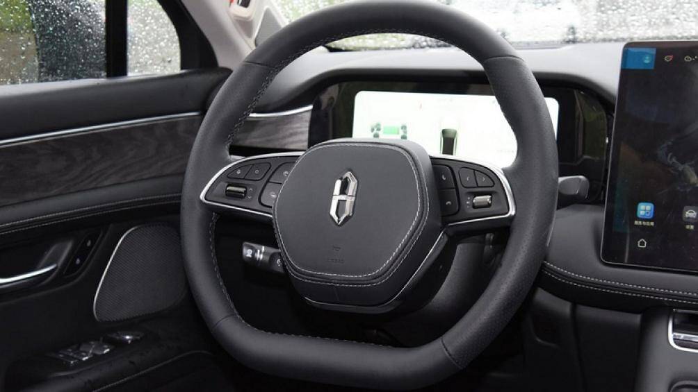 Công suất tối đa của bản tiêu chuẩn là 272 mã lực trong khi con số tương ứng của bản Performance là 428 mã lực, mạnh nhất là bản Flagship với 496 mã lực