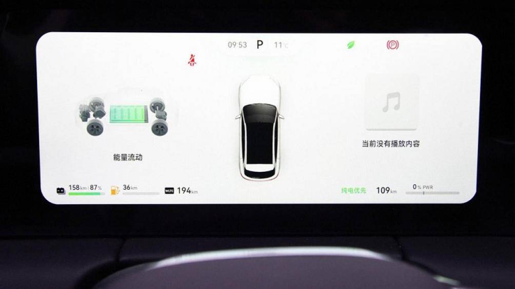 Bên trong Huawei AITO M5 là không gian nội thất thông minh nhờ hệ điều hành HarmonyOS. Cảm biến đỗ xe, camera 360 độ và cảm biến đá cốp là trang bị tiêu chuẩn