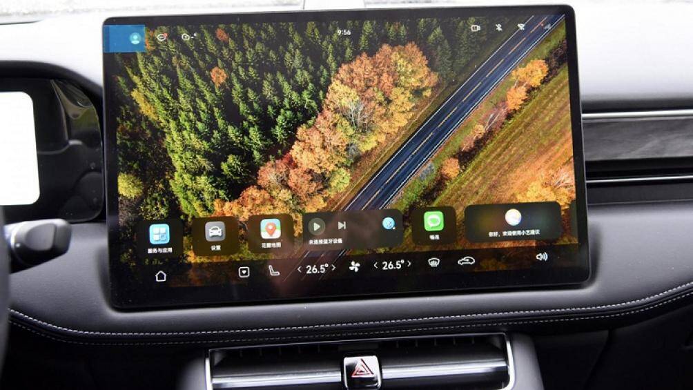 Xe được trang bị vô lăng 2 chấu bọc da, bảng đồng hồ kỹ thuật số với màn hình LCD 10,25 inch, màn hình thông tin giải trí dạng cảm ứng 15,6 inch và HUD