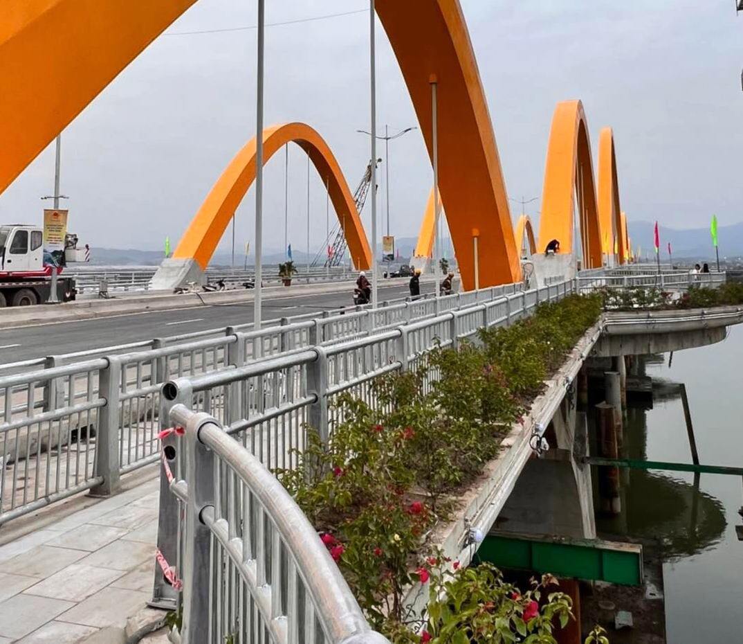 "Sự hiện diện của các cây cầu trên Vịnh Cửa Lục sẽ giúp TP Hạ Long xứng tầm thành phố du lịch biển văn minh, thân thiện, đô thị xanh, phát triển bền vững, thích ứng với biến đổi khí hậu, với hệ thống kết cấu hạ tầng đồng bộ, kỹ thuật xã hội hiện đại…", ông Phạm Ngọc Vinh, Giám đốc Ban Quản lý dự án đầu tư xây dựng các công trình dân dụng và công nghiệp tỉnh Quảng Ninh cho hay.
