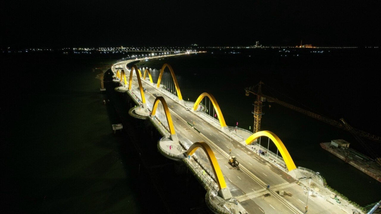 Sau 20 tháng “thần tốc” thi công, cầu Tình Yêu nối đôi bờ Cửa Lục đã chính thức đi vào hoạt động từ 1/1/2022 trước niền hân hoan, thú vị và tự hào của người dân TP Hạ Long nói riêng, tỉnh Quảng Ninh nói chung.