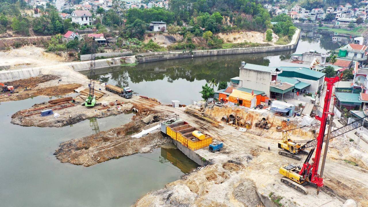 Dự án có chiều dài toàn tuyến 4.265,12m, trong đó, cầu chính dài 290m, cầu dẫn phía Hạ Long dài 126,1m, phía Hoành Bồ dài 469,52m; cầu qua kênh đào quy hoạch Km1+950 dài 110,55m và Km3+447 dài 48m; đường dẫn đầu cầu phía Hạ Long dài 400,09m, phía Hoành Bồ dài 903,74m; đường nối QL279 dài 1.917,12m. Ảnh: Cầu Tình Yêu những ngày đầu xây dựng.