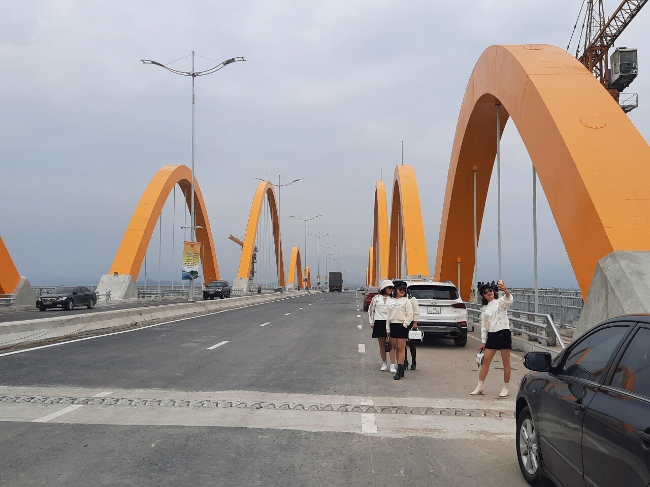 Công trình cầu Tình Yêu, cùng với đường bao biển Hạ Long – Cẩm Phả với hầm xuyên núi dài nhất của tỉnh Quảng Ninh đã trở thành những địa điểm thú vị để người dân đến “check in” với khát vọng năm mới có được tình yêu đong đầy hơn, hạnh phúc hơn và hanh thông, thuận lợi hơn.