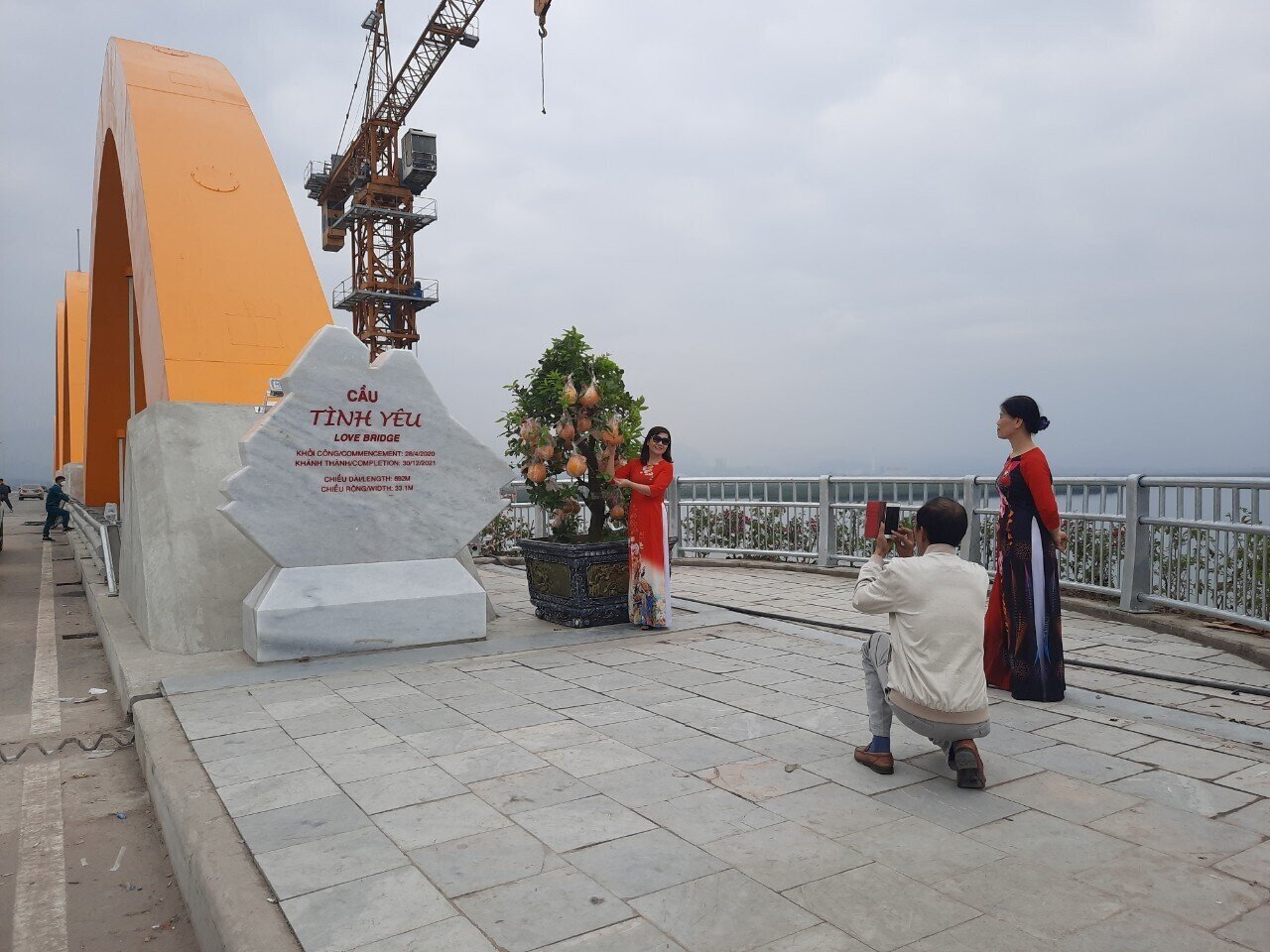 Cầu Tình Yêu trở thành điểm đến lý tưởng của nhiều gia đình trong những ngày đầu năm mới để “check in”. Anh Vương Quốc Định, nhà ở phường Hà Tu, TP Hạ Long bày tỏ: "Cây cầu có mô hình thiết kế rất độc, lạ, đứng đây phóng tầm mắt về các bãi triều ven biển, nhìn những con tàu ngược xuôi ra vào cảng Cái Lân, tôi thấy thực sự mãn nhãn".