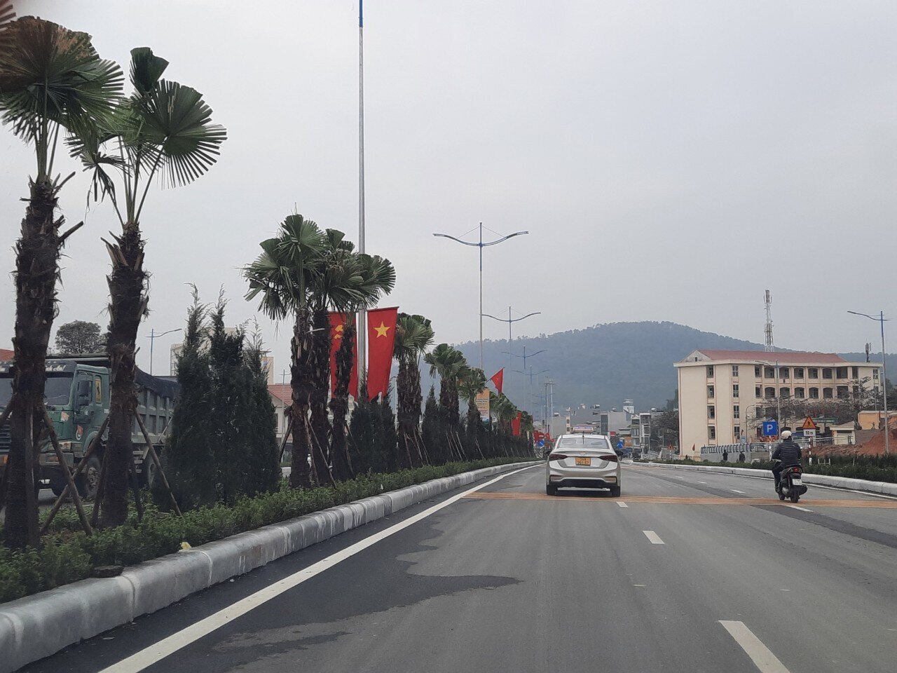 Tuyến đường dẫn từ QL279 qua phường Giếng Đáy kết nối với cầu Tình Yêu đã cơ bản được hoàn thiện. Ông Phạm Ngọc Vinh, Giám đốc Ban Quản lý dự án đầu tư xây dựng các công trình dân dụng và công nghiệp tỉnh Quảng Ninh cho biết: Việc đầu tư cầu Tình yêu tạo thêm điều kiện thuận lợi hơn nữa để tiếp tục thu hút các nhà đầu tư chiến lược với các dự án lớn, giải quyết được vấn đề môi trường tự nhiên vốn đã là thách thức từ nhiều năm nay của cả huyện Hoành Bồ trước đây và TP Hạ Long hiện nay, mở ra một tương lai mới cho thành phố bên bờ di sản vịnh Hạ Long.