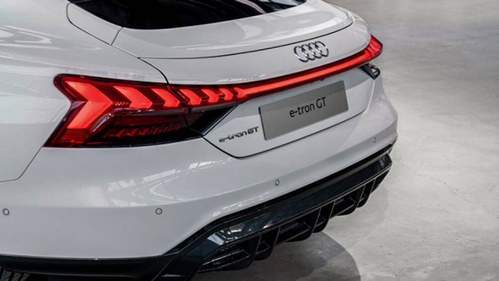 E-tron GT có hai cổng sạc ở hai bên thân xe