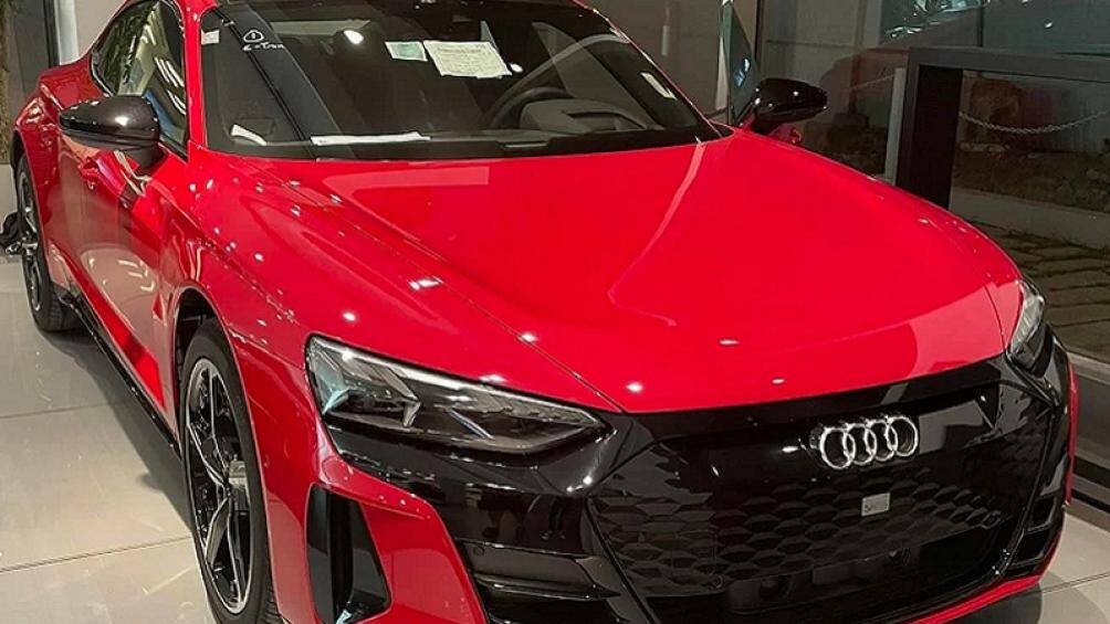 Chỉ 6 tháng sau khi ra mắt toàn cầu, mẫu xe điện thể thao Audi E-Tron GT 2022 đầu tiên đã cập bến Việt Nam