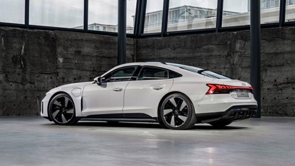 Audi E-Tron GT có kích thước D x R x C lần lượt là 4,99 x 1,96 x 1,41(m), chiều dài cơ sở 2,9m