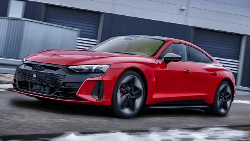 Phiên bản tiêu chuẩn của Audi E-Tron GT sử dụng mô tơ điện kép (1 trên mỗi trục) với tổng công suất 476 mã lực và mô-men xoắn 630 Nm