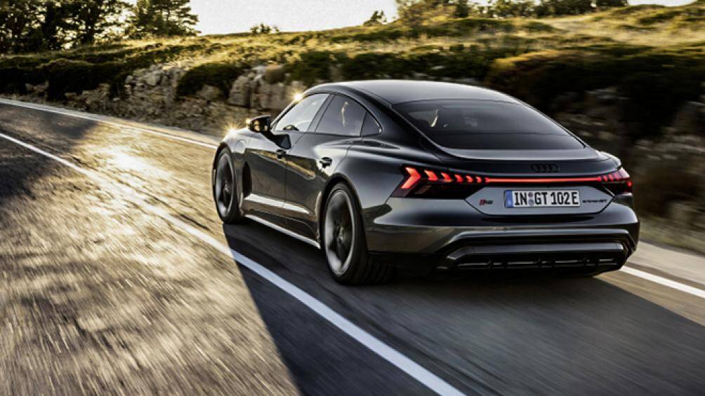 Cũng như Porsche Taycan, nhờ vào hệ thống điện 800V mới, e-tron GT cho phép sạc với công suất 270 kW bằng bộ sạc nhanh DC