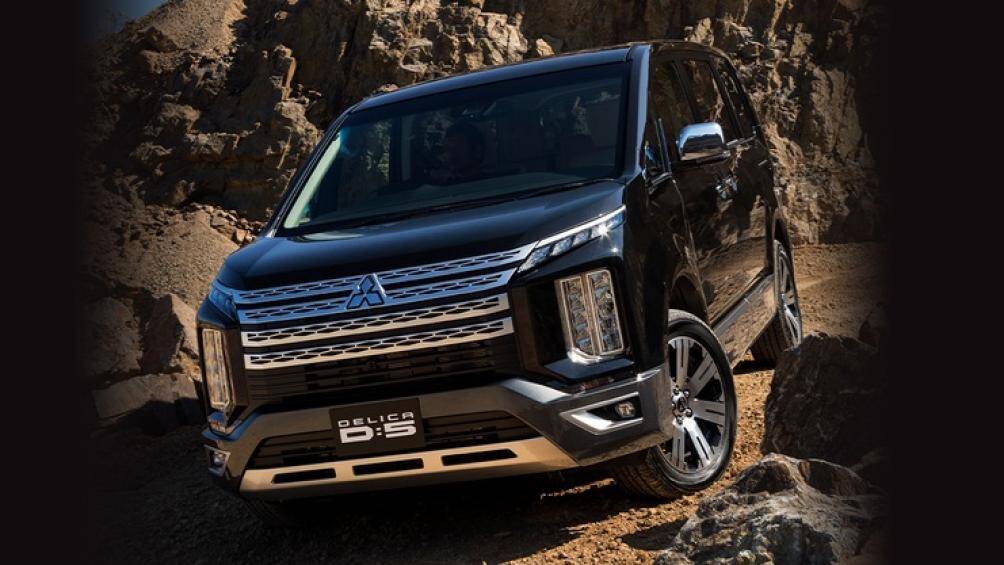 Cụm đèn chiếu sáng chính được đặt dọc thấp bên dưới trong khi đèn daylight mảnh được kéo dài về nắp ca-pô