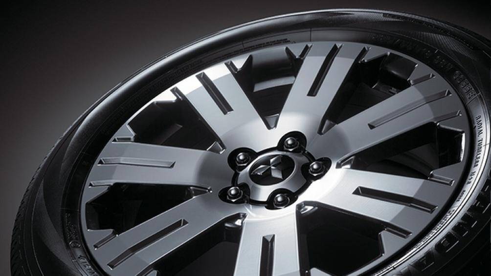 Ở phía sau, bộ mâm hợp kim đa chấu thiết kế mới