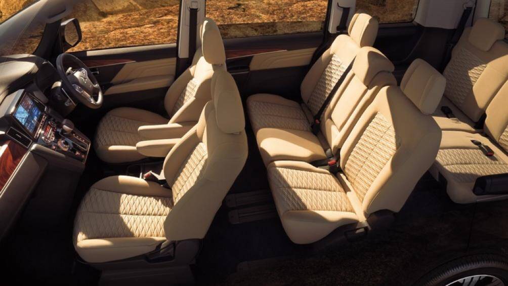 Xe còn được trang bị một số tiện nghi hiện đại như camera 360 độ, điều hòa tự động 3 vùng, phanh tay điện tử và cốp điện...