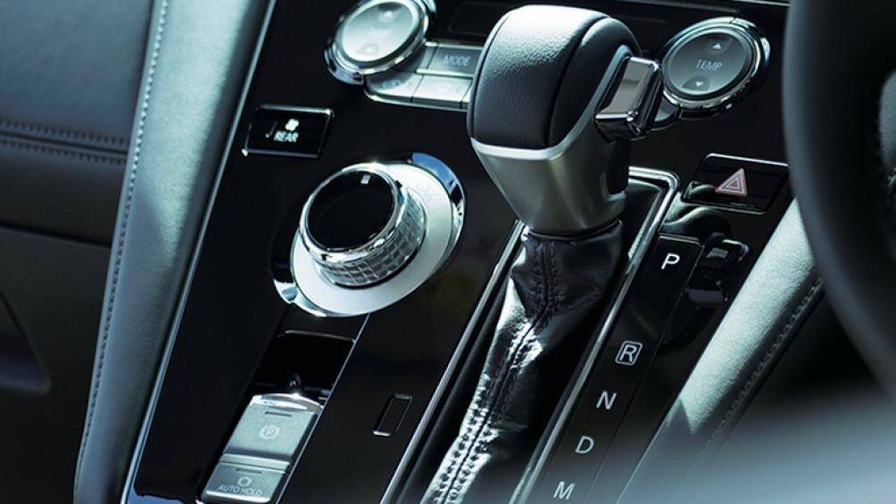 Về hiệu suất, xe vẫn sử dụng động cơ tăng áp diesel 2.2L nhưng sản sinh công suất 145 mã lực và mô-men xoắn 380 Nm