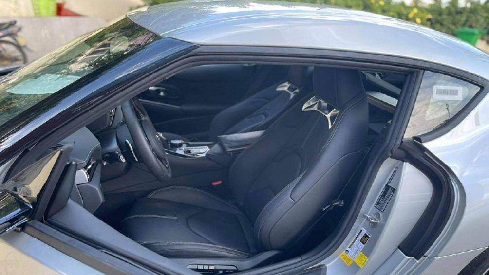 Nhưng đến nay nó đã được để trong một bãi xe mà không được trùm bạt nên khiến ngoại thất bám bụi dày đặc