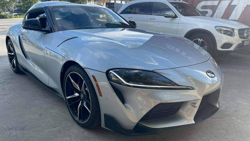 Xe sở hữu màu sơn bạc cùng các chi tiết sơn đen và nay có thêm sự xuất hiện của một lớp bụi dày