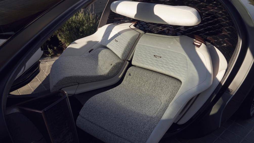 Những điểm nhấn đáng chú ý khác bao gồm gương chiếu hậu dạng kỹ thuật số, bộ la-zăng lớn, phần đuôi xe dốc xuống...