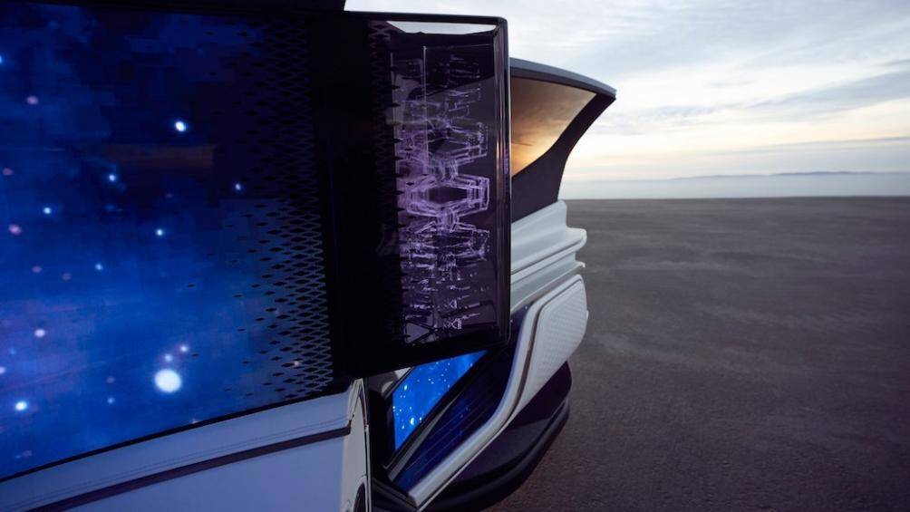 Một màn hình LED toàn cảnh lớn cung cấp góc nhìn lớn và phục vụ cho nhu cầu giải trí, như xem phim, nghe nhạc... cho hành khách