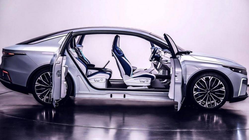 Sau khi mở cửa, cabin sẽ lộ ra cách bố trí 4 chỗ ngồi rộng rãi với màu sắc tươi sáng và 4 ghế đơn kèm tính năng chỉnh điện