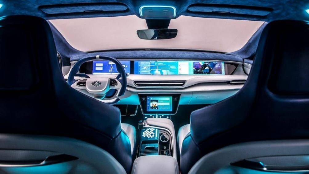 Mặt táp lô có trang bị một màn hình rất lớn dàn trải đều đem lại cảm giác sang trọng, tiện nghi cho người dùng