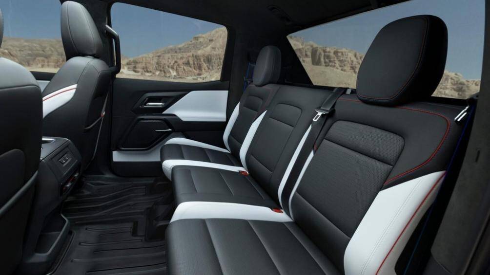 Ghế sau của Chevrolet Silverado EV 2024 sẽ có tính năng sưởi, trong ngăn chứa đồ ở cụm điều khiển trung tâm có thể tích 31,8 lít
