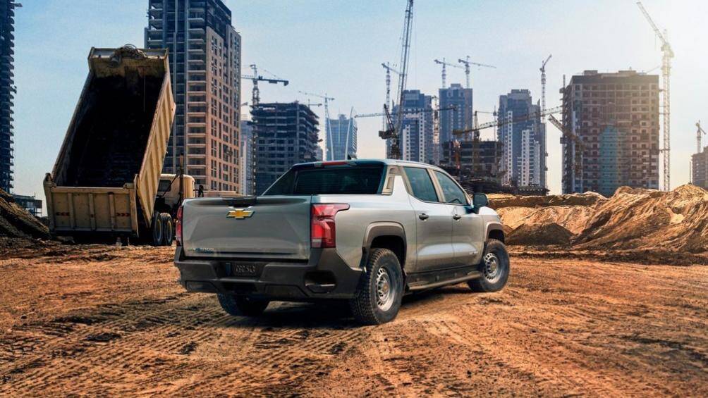 Bên sườn, Chevrolet Silverado EV 2024 sở hữu thiết kế thân vỏ mượt mà, hốc bánh nổi bật và bộ vành hợp kim có đường kính tối đa lên đến 24 inch