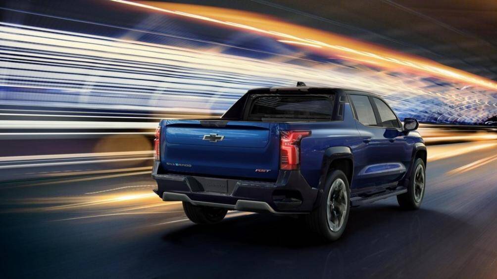 Theo hãng Chevrolet, khi cửa thùng xe đóng và cửa ngăn với nội thất mở ra, xe có thể chở đồ dài đến 2,7 m