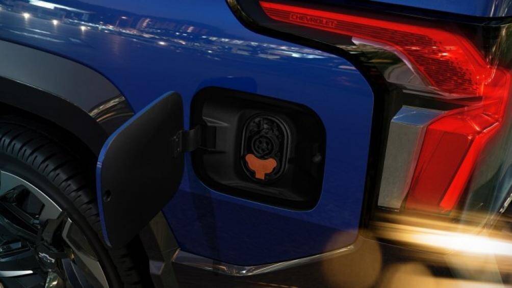 Đến mùa thu năm sau, Chevrolet Silverado EV 2024 bản RST First Edition mới bán ra thị trường với 2 mô-tơ điện và hệ dẫn động 4 bánh toàn thời gian