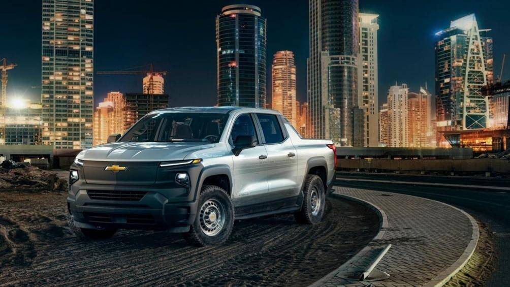 Ở bản tiêu chuẩn, Chevrolet Silverado EV 2024 được trang bị 2 dải đèn LED định vị ban ngày thanh mảnh. Phía dưới là đèn pha nhỏ