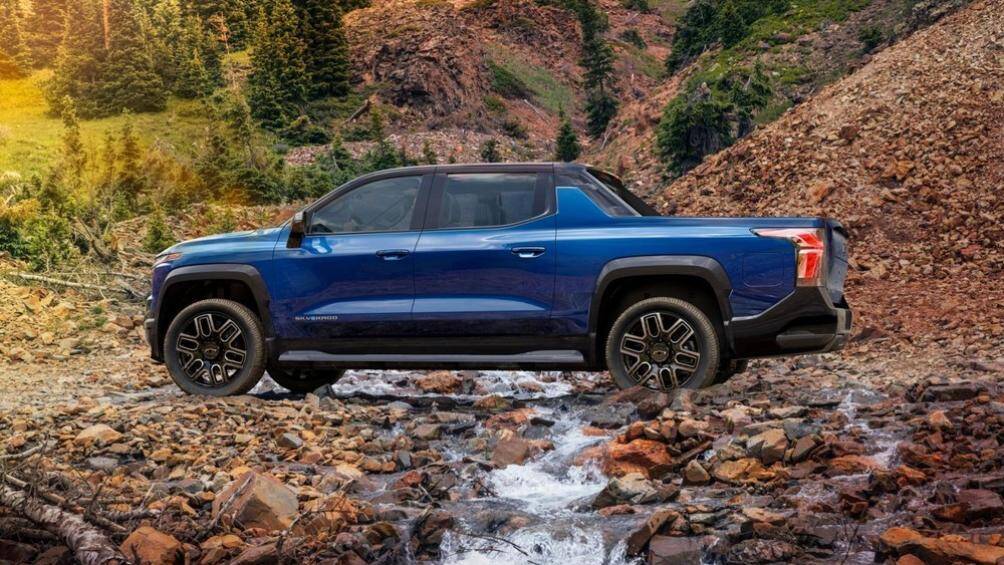 Được áp dụng ngôn ngữ thiết kế riêng, Chevrolet Silverado EV 2024 trông mềm mại và có nhiều đường cong hơn so với xe bán tải truyền thống