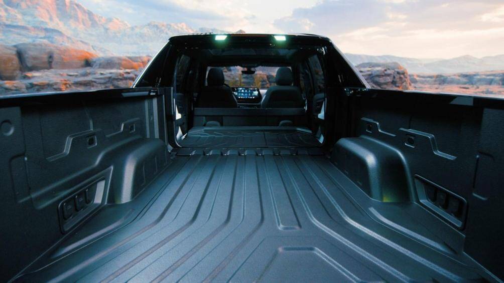 Chevrolet Silverado EV 2024 còn có thùng sau dài 1.803 mm, đi kèm cửa ngăn với nội thất có thể mở ra