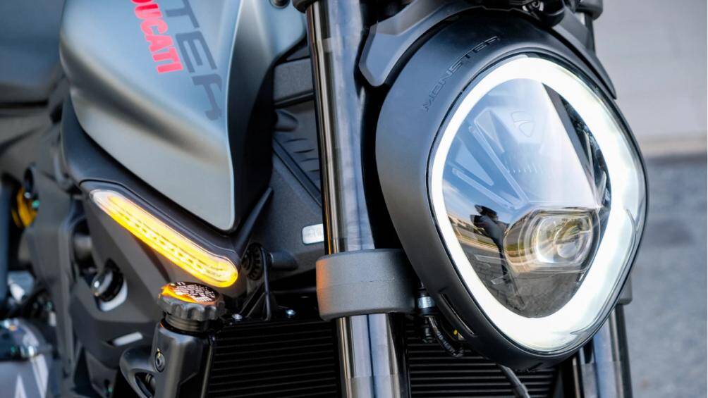 Monster 2022 trang bị đèn chiếu sáng hình tròn cổ điển với đèn daylight viền xung quanh, bên trong là cụm đèn pha sử dụng thấu kinh Projector