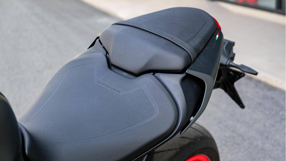 Yên xe Ducati Monster 2022 được đã hãng xe Ý bố trí lại, mang đến tư thế lái điều khiển xe thoải mái (Ảnh: Minh Quân)