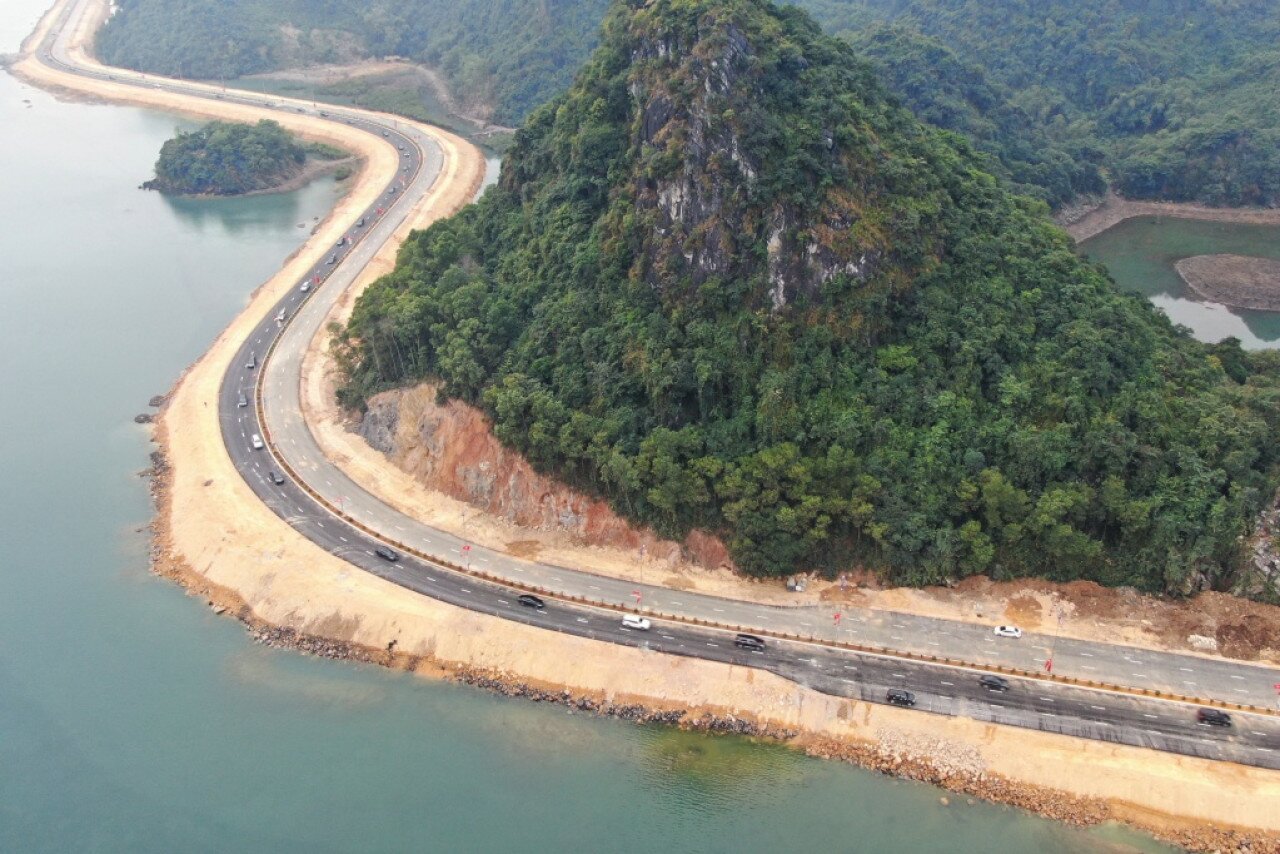 Sau hơn 2 năm triển khai thi công, tuyến đường  bao biển nối TP Hạ Long với TP Cẩm Phả (Quảng Ninh) có tổng chiều dài 18,7km với tổng mức đầu tư sau điều chỉnh là 2.290 tỷ đồng đã chính thức được đưa vào sử dụng từ ngày 1/1/2022.