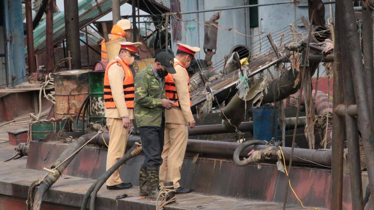 Tối 4/1, Tổ công tác của Đội Cảnh sát đường thuỷ số 2 (Phòng CSGT Công an TP Hà Nội) phối hợp với Đội Cảnh sát kinh tế, Công an quận Hoàng Mai (TP Hà Nội) làm nhiệm vụ trên tuyến sông Hồng, khi đi đến địa bàn phường Lĩnh Nam thì phát hiện 1 phương tiện thuỷ không gắn số đăng ký, không gắn số kiểm soát đang thực hiện hành vi khai thác cát dưới lòng sông Hồng đưa vào khoang chứa hàng của phương tiện.