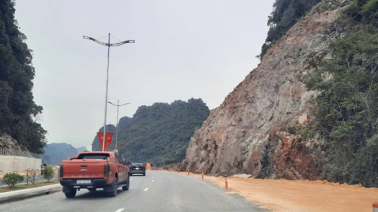 "Chúng tôi đang phối hợp đánh giá tổng thể tuyến đường sau khi chính thức đi vào sử dụng đến nay, trước mắt sẽ yêu cầu đơn vị thi công lắp đặt các biển báo, chỉ dẫn. Nếu xét thấy không đảm bảo, chúng tôi sẽ phối hợp tham mưu cho UBND tỉnh tạm dừng lưu thông tuyến đường để hoàn thành toàn bộ hạ tầng', ông Doãn nói.