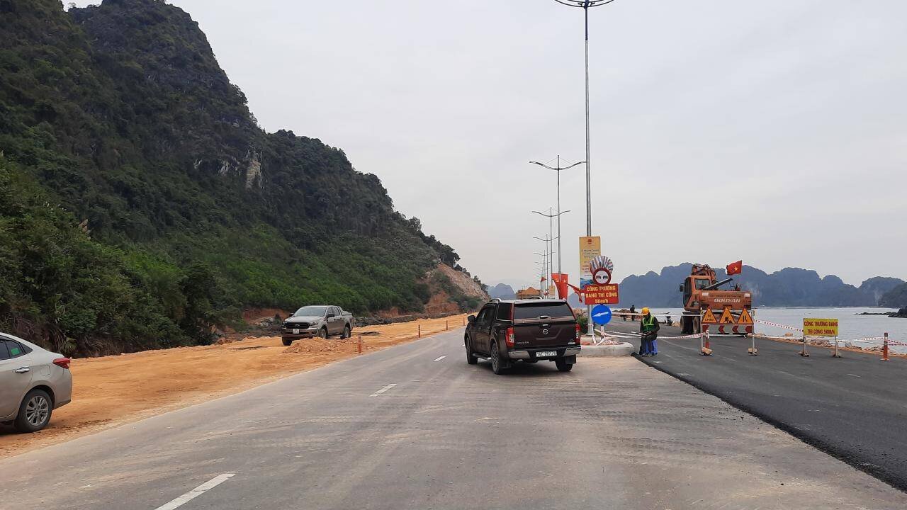 Hiện nay, thực hiện chỉ đạo để cho lưu thông tuyến đường, đơn vị thi công đã phải bố trí các biển báo, chỉ dẫn…