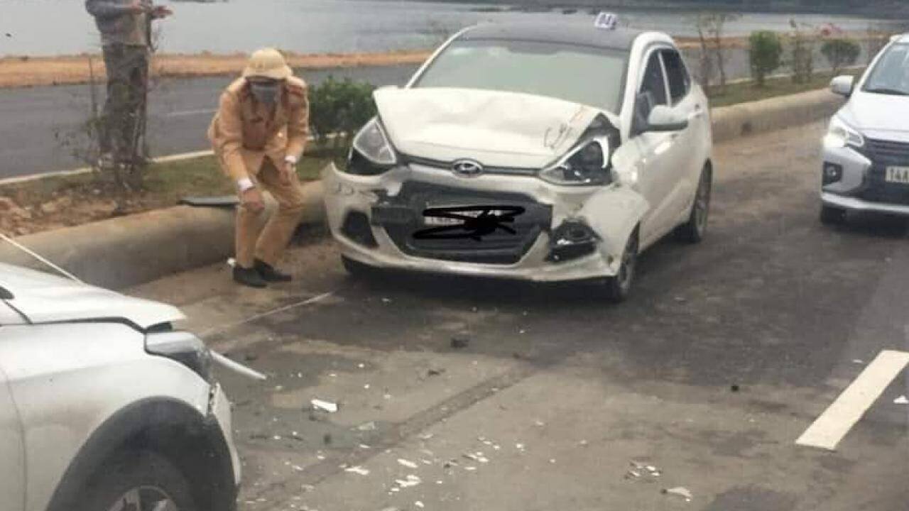 Vụ TNGT đầu tiên xảy ra trên đường bao biển Hạ Long - Cẩm Phả do việc đi chung làn, may mắn không có thiệt hại về người.