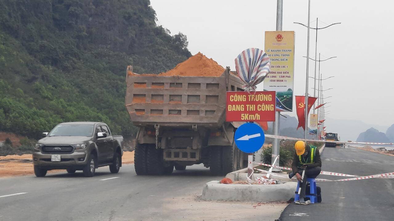 "Tuy nhiên, thực tế sẽ không đảm bảo được an toàn nếu như hệ thống hộ lan vẫn chưa đầy đủ, đường vẫn đi chung một làn như hiện nay…", ông Quyền xác nhận.