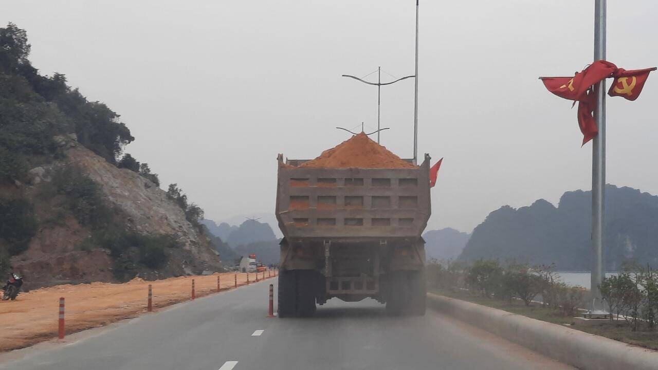 Theo Chỉ huy Đội CSGT - trật tự, Công an TP Hạ Long: Trong khi dự án chưa hoàn thành hệ thống biển báo, chỉ dẫn… thì lực lượng chức năng không có cơ sở để xử lý trường hợp đi quá tốc độ, lấn làn, chở quá tải, không phủ bạt…