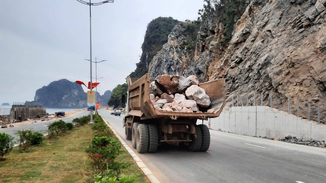Nhiều xe không phủ bạt, nghi chở quá tải chạy ngược xuôi trên tuyến đường.