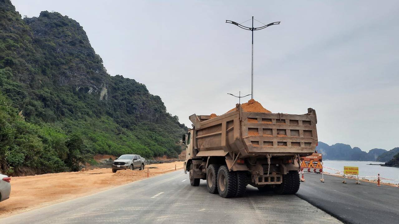 Thực tế, trước đây khi thi công ở khu vực nút giao đường Trần Quốc Nghiễn với tuyến đường bao biển Hạ Long – Cẩm Phả, đơn vị thi công đã không thiết kế hệ thống hộ lan, nên đã xảy ra vụ ô tô lao xuống biển khu vực bãi tắm Cột 8.