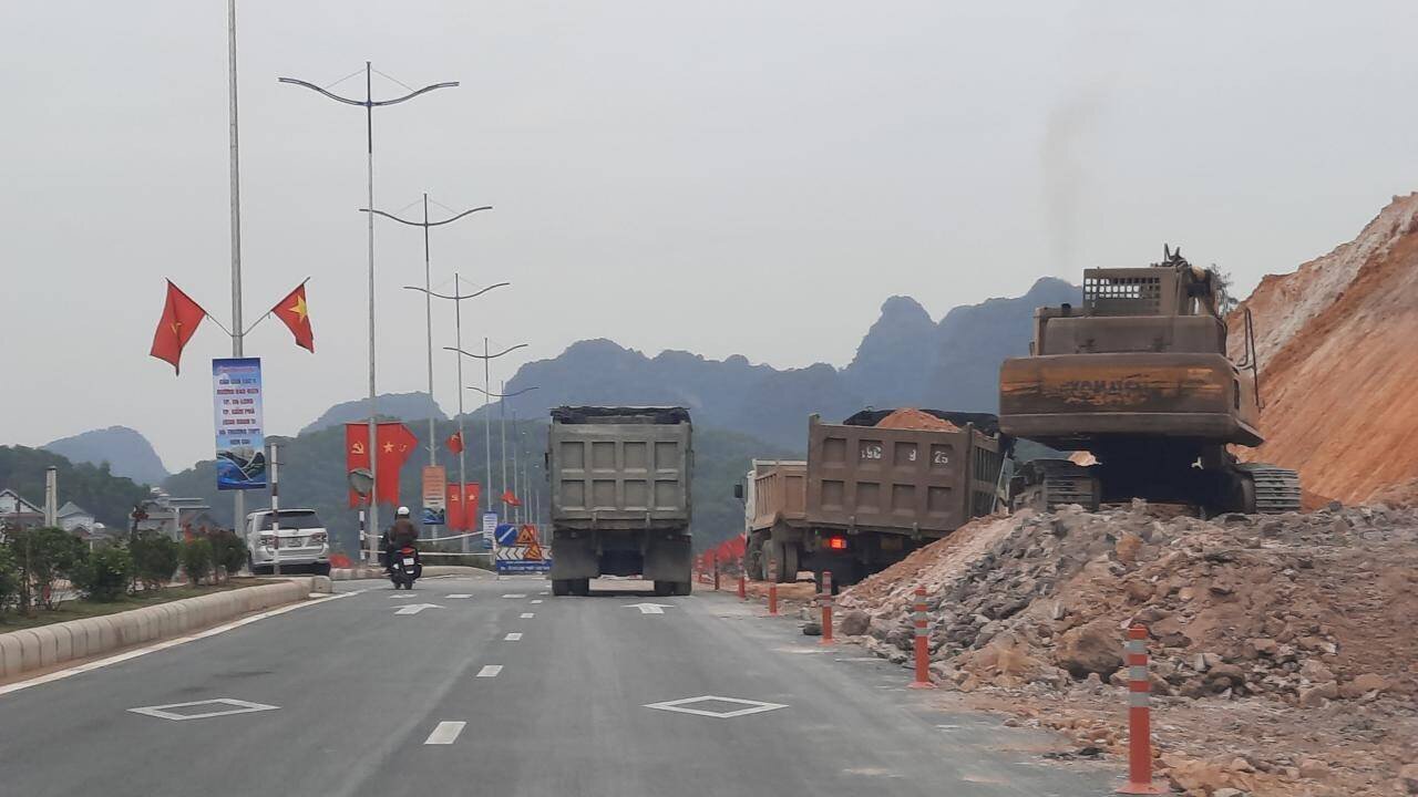 Dù vừa đưa vào sử dụng, tuyến đường bao biển Hạ Long – Cẩm Phả đã xuất hiện những bất cập về ATGT. Hiện mật độ tham gia giao thông trên tuyến đường khá đông trong khi hạ tầng chưa được hoàn thiện.