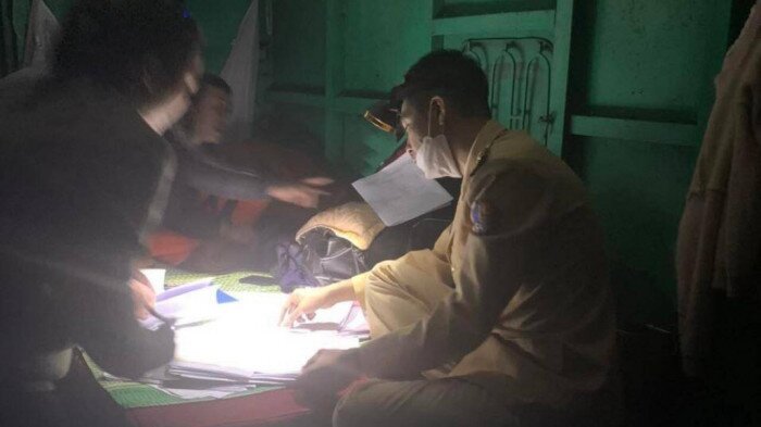 0h30 ngày 12/1, qua công tác trinh sát, mật phục, Tổ công tác Đội Cảnh sát đường thuỷ số 1 (Phòng CSGT, Công an TP Hà Nội) tiếp tục bắt 2 tàu khai thác cát trái phép trên sông Đà. Tổ công tác Đội Cảnh sát đường thuỷ số 1 (Phòng CSGT Công an TP Hà Nội) tiến hành lập biên bản đối với 2 tàu cát khai thác cát trái phép trên sông Đà. Ảnh: Tổ công tác Tổ công tác tiến hành lập biên bản đối với 2 chủ tàu khai thác cát trái phép.