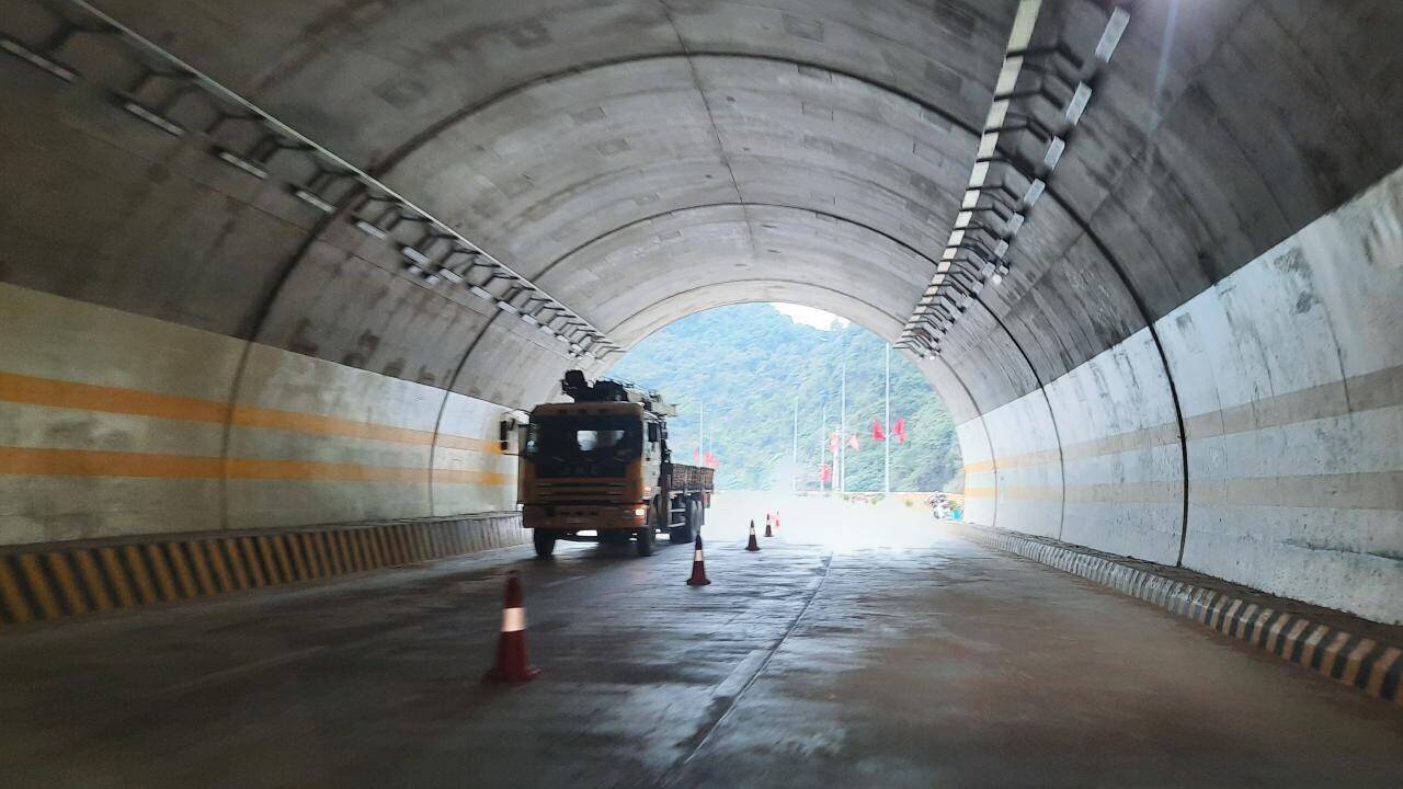 Do một ống hầm xuyên núi đang thi công nên các phương tiện đều đi chung một ống hầm còn lại, làn xe hai chiều chỉ phân tách bằng cọc tiêu đặt ở giữa.