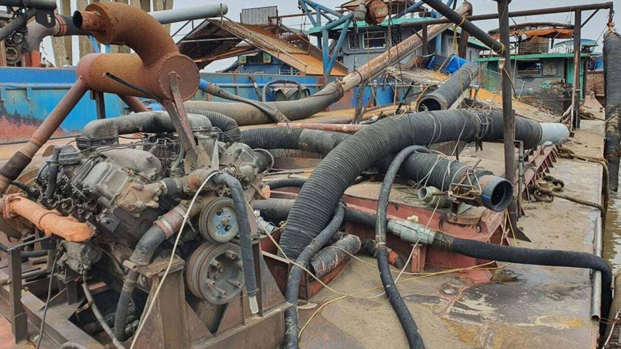 Thời điểm phát hiện, tổng khoang chứa hàng của tàu có chứa khoảng 10m3 cát lẫn nước, 2 người trên tàu là Ngụy Văn Đ. (SN 1972, ở huyện Yên Dũng, tỉnh Bắc Giang) và Lê Văn T. (SN 1970, ở huyện Khoái Châu, tỉnh Hưng Yên) không xuất trình được giấy tờ liên quan đến phương tiện, giấy phép khai thác khoáng sản và bằng cấp chứng chỉ chuyên môn. Tổ công tác đã tạm giữ tang vật, phương tiện vi phạm theo qui định.