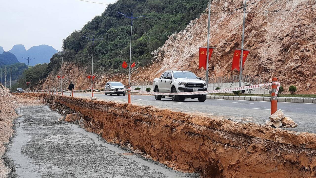 Đường đang hoàn thiện, nhiều khu vực chỉ được chăng tạm bợ mấy chiếc dây để làm "hộ lan".