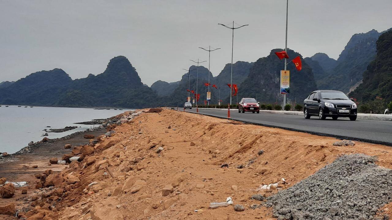 Nhiều đoạn đường, hộ lan không có nên nếu sơ ý, xe lao xuống biển gặp lúc thủy triều lên sẽ rất nguy hiểm.