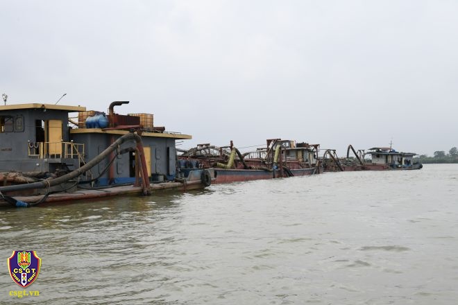 Theo lãnh đạo Phòng CSGT Công an TP Hà Nội, để phát hiện và xử lý cát tặc, lực lượng CSGT Hà Nội đã phải sử dụng linh hoạt nhiều biện pháp. Trong đó, nhiều lần CSGT phải hoá trang mặc thường phục để đi ra áp sát tàu hút cát.