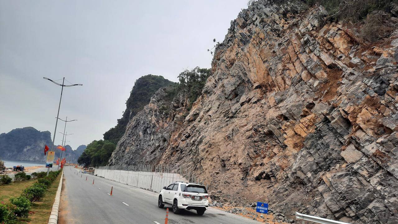 Mái taluy trên núi đá của tuyến đường chưa được xử lý, thậm chí nhiều khu vực còn những “hàm ếch” và lại bị bắn mìn, nên các tài xế đi qua rất lo sự cố sạt, lở có thể xảy ra trên tuyến.